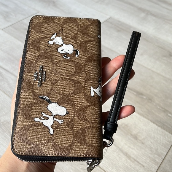 Coach X Peanuts Long Zip Around Wallet In Signature Canvas With Snoopy - Picture 2 of 12